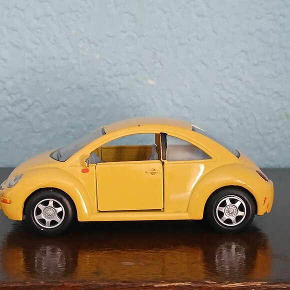 KINSMART VOLKSWAGON NEW BEETLE YELLOW SCALE 1/32 - Picture 2 of 8